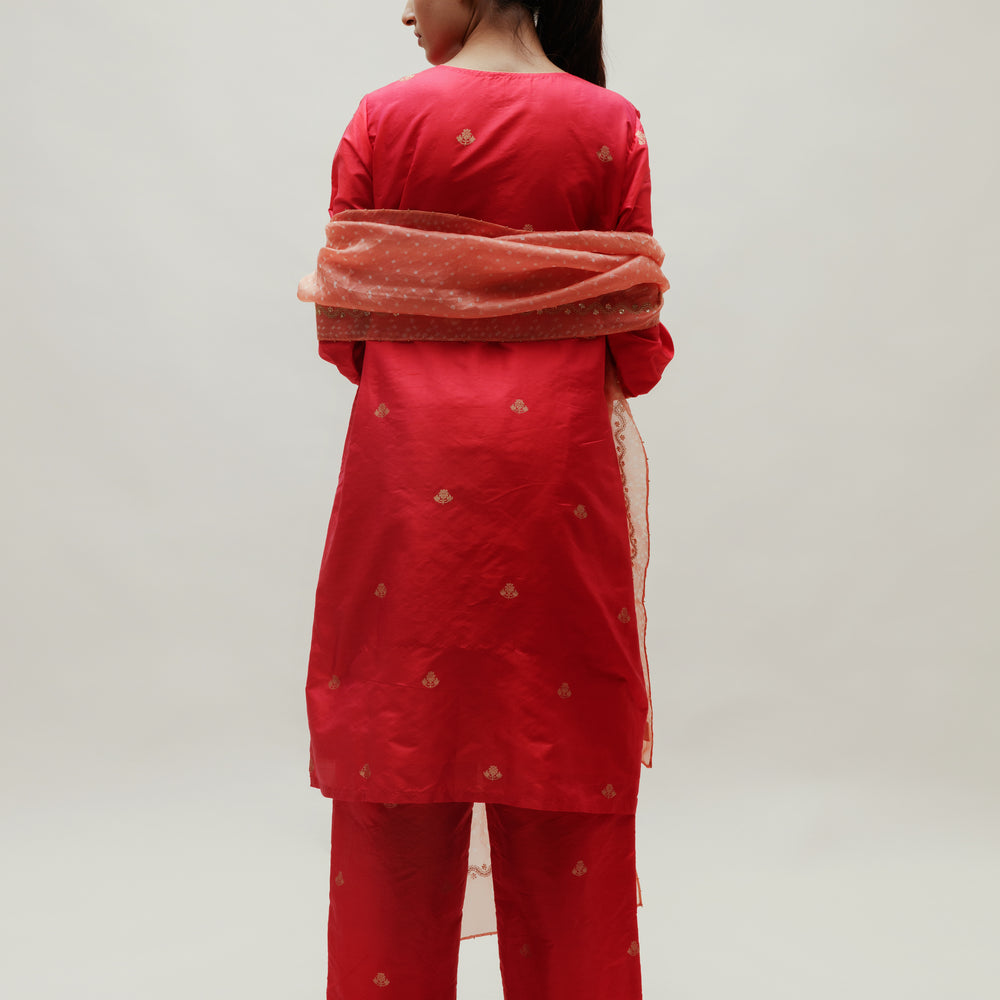 
                      
                        Banarasi Silk Co-ord Set with Bandhani Organza Stole - Tomato Red
                      
                    