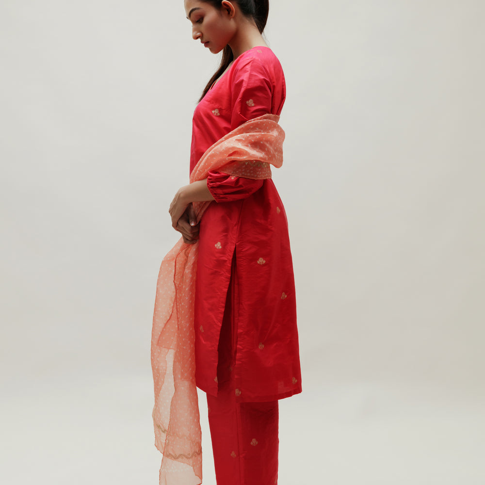 
                      
                        Banarasi Silk Co-ord Set with Bandhani Organza Stole - Tomato Red
                      
                    